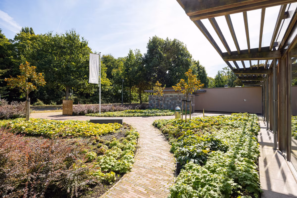 Tuin en wandelpad bij uitvaartcentrum De Oude Hage in Den Haag.
