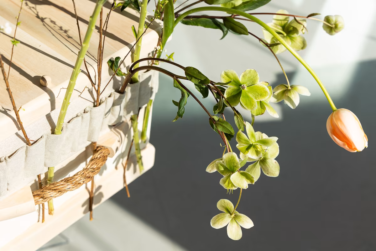 Bloemen en natuurlijke details als onderdeel van een persoonlijk afscheid